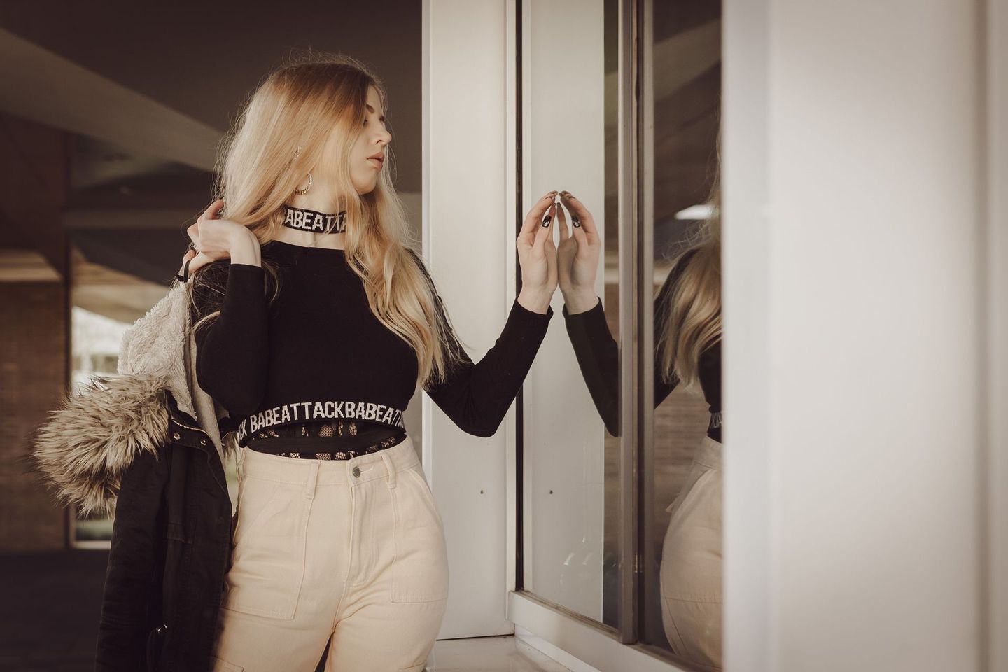 Een vrouw maakt een foto van zichzelf in de spiegel.