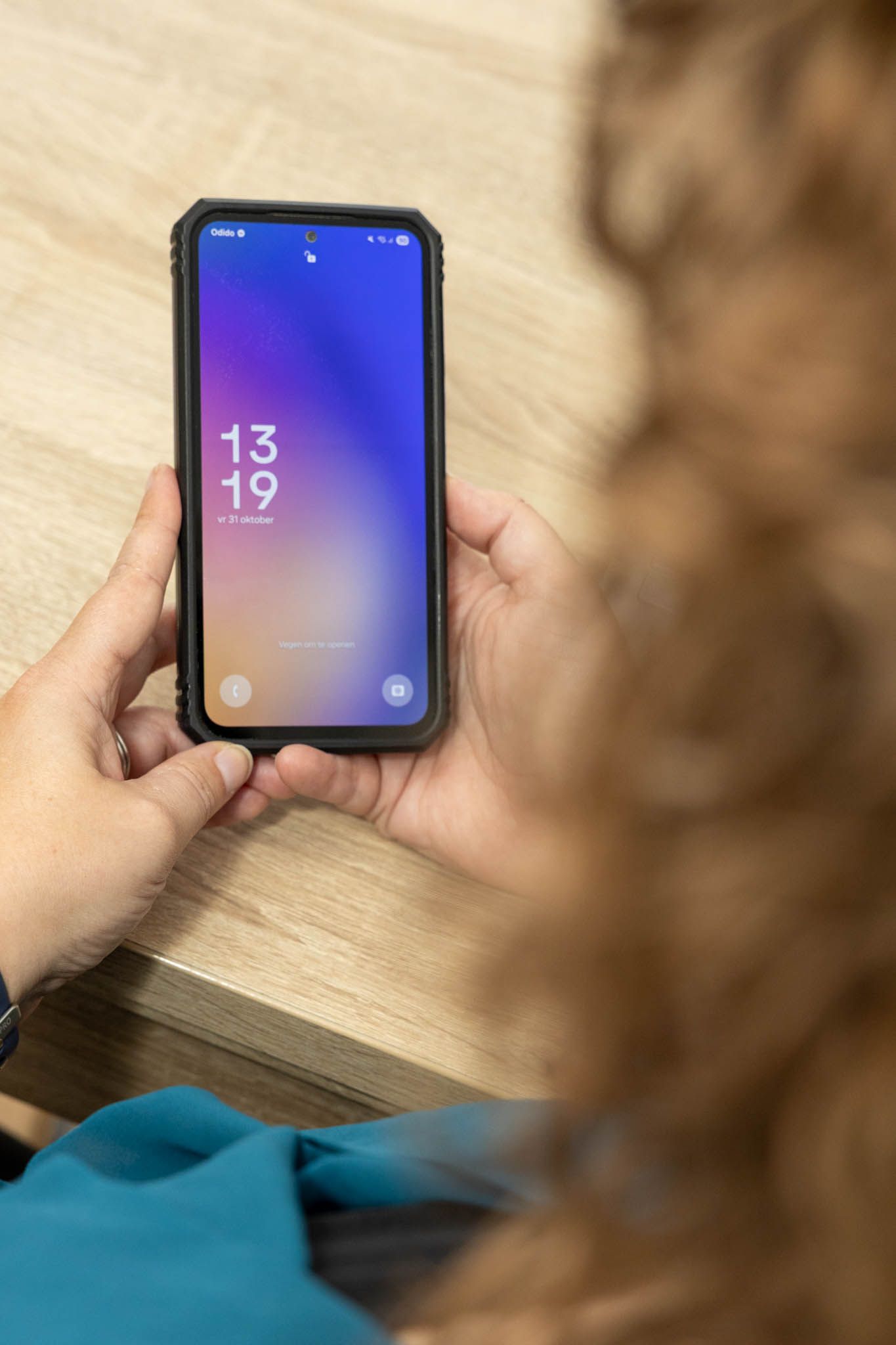 Vrouw die een smartphone vasthoud