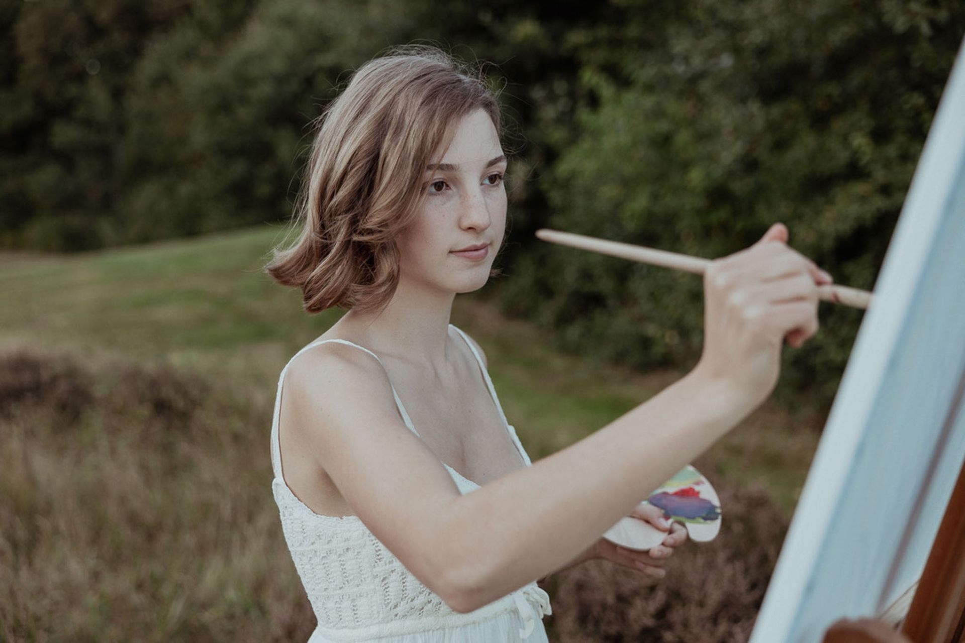Vrouw die schildert in de natuur