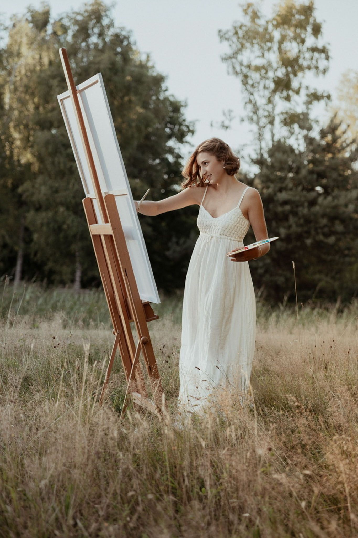 Vrouw die schildert op een open veld