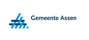 Logo van de gemeente Assen. Blauw abstract ontwerp naast donkerblauwe tekst op een witte achtergrond.