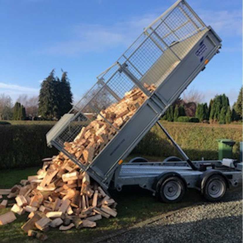 En trailer vippede, og brænde dumpede på jorden.