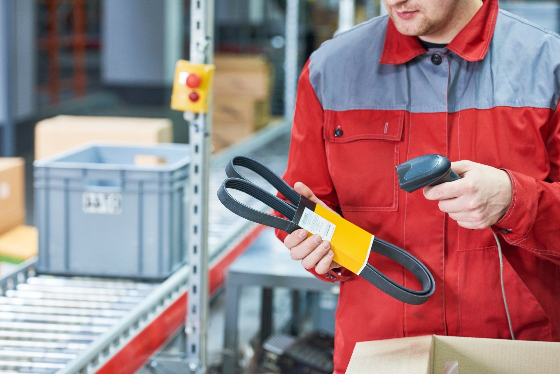 Tecnico con ricambio auto