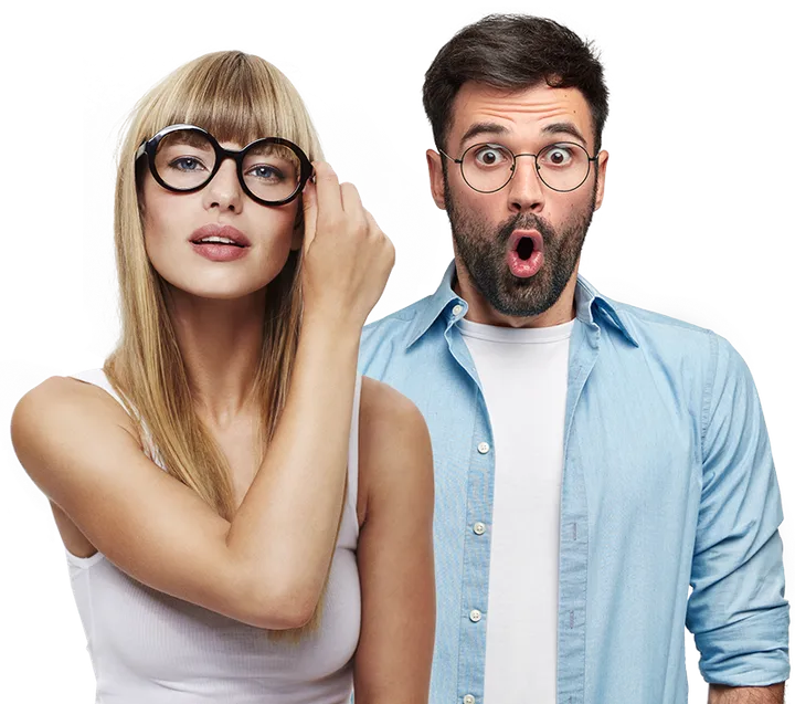 Mujer y hombre con gafas redondas: la mujer se ajusta las suyas, el hombre tiene expresión de sorpresa.