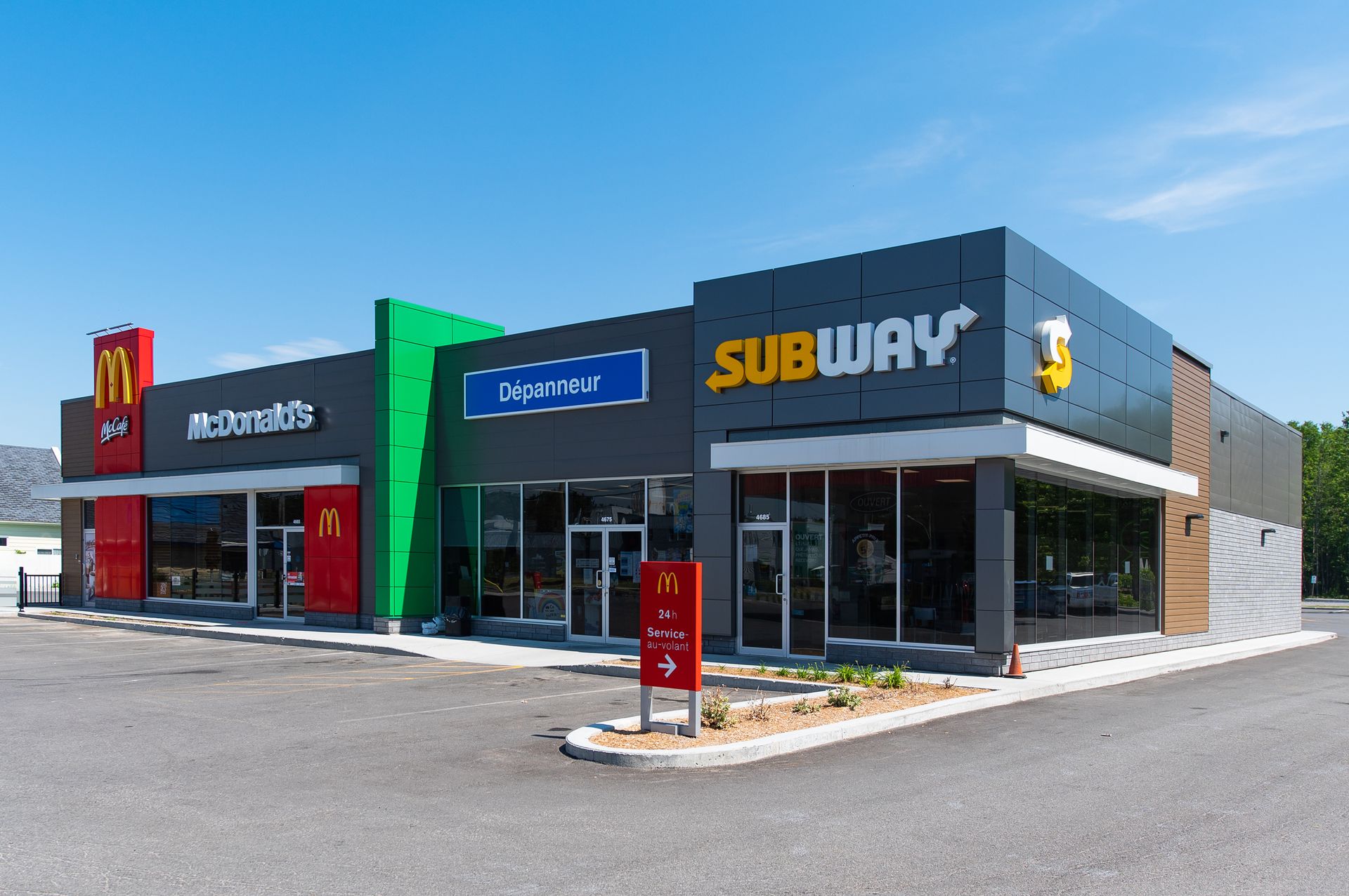 Un McDonald's et un restaurant Subway sont situés l'un à côté de l'autre.