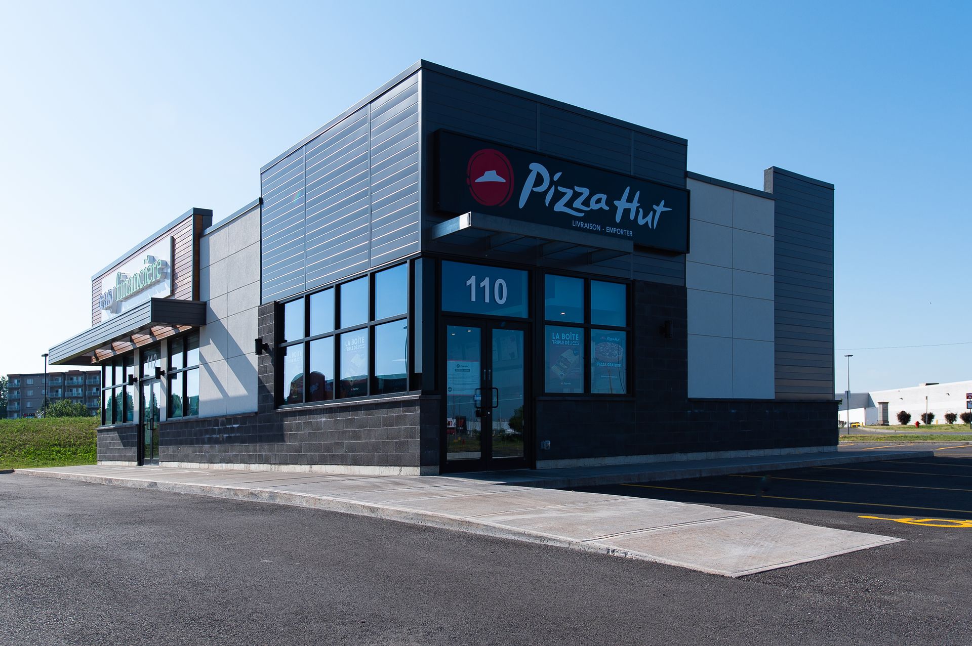 Un restaurant Pizza Hut est situé au coin d'une route.