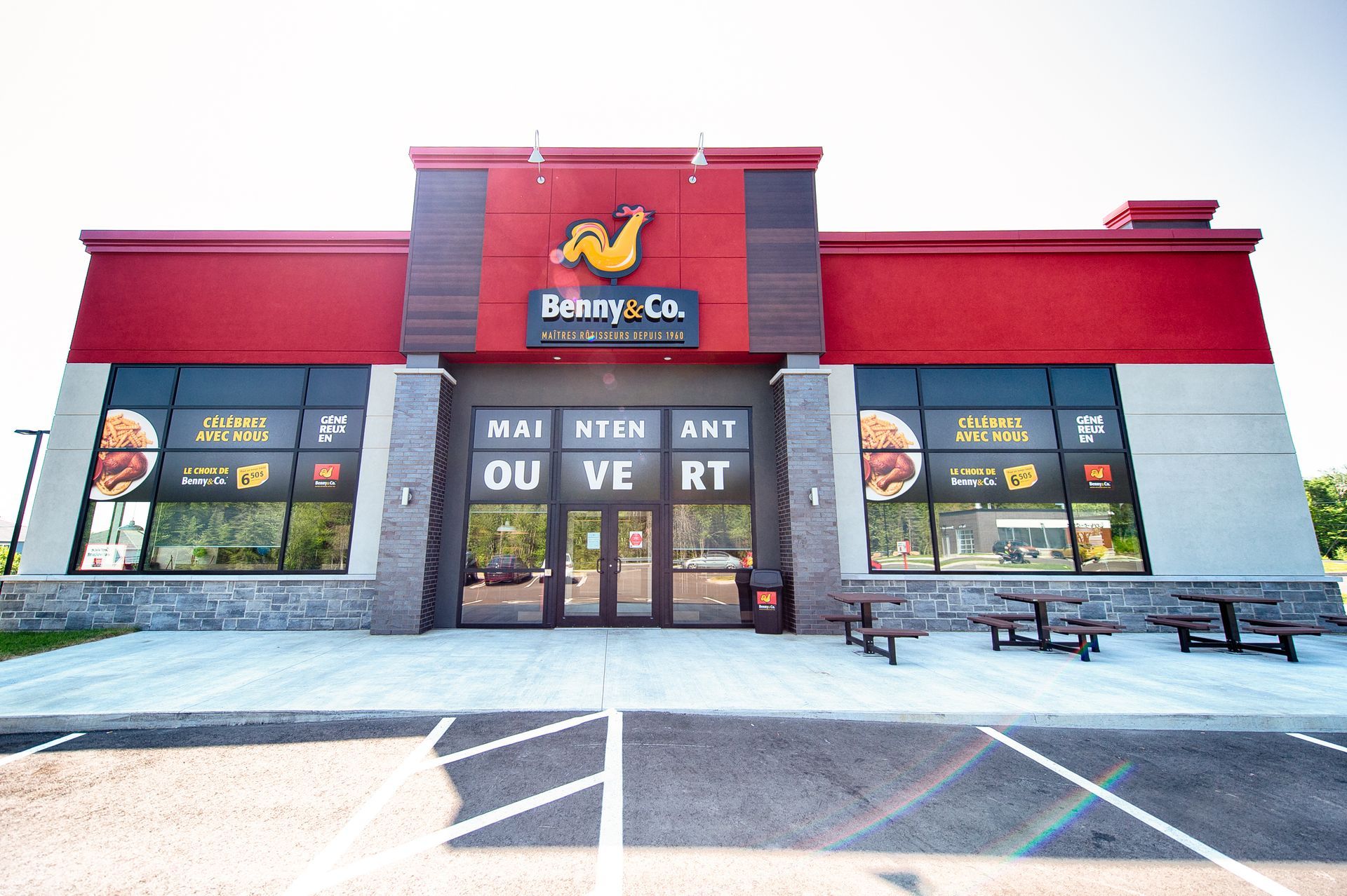 Un restaurant fast-food avec des tables et des chaises devant