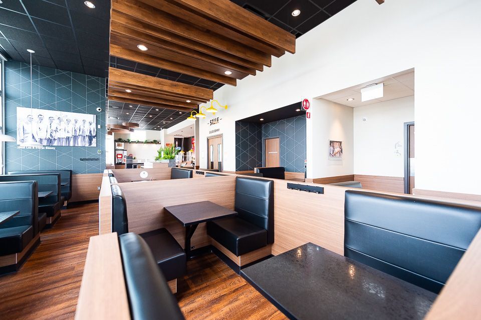 L'intérieur d'un restaurant avec des tables et des bancs.