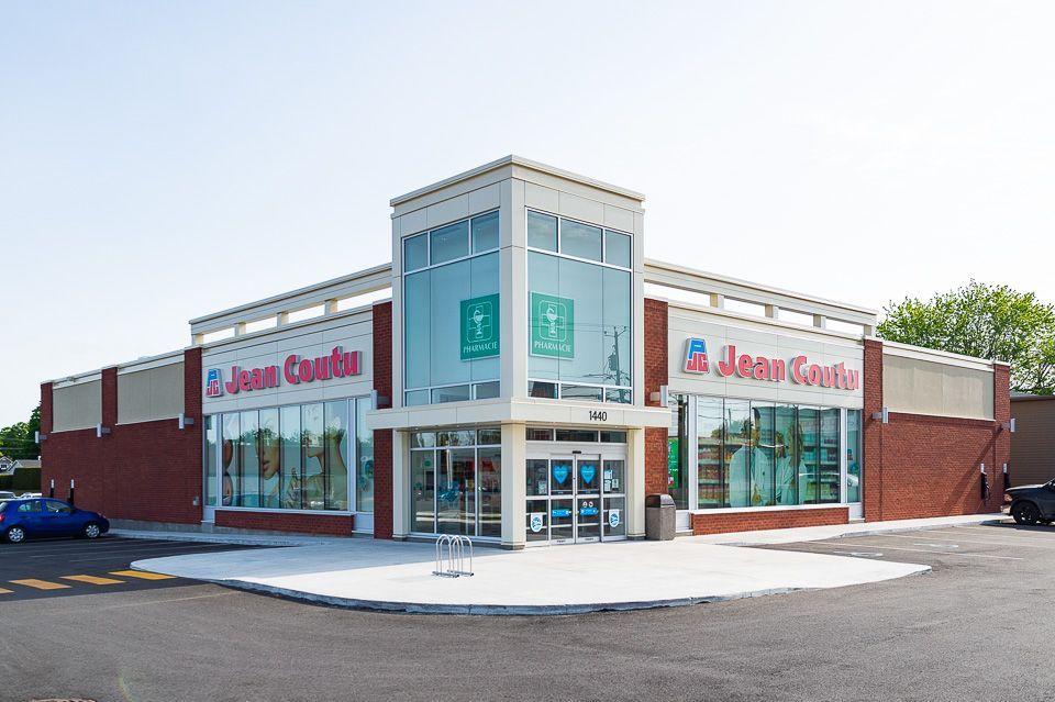 Un magasin de cuisine en jean avec une voiture bleue garée devant