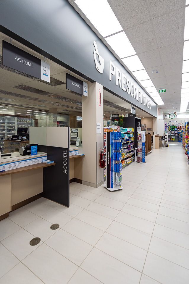 L'intérieur d'une pharmacie avec un comptoir et des étagères.