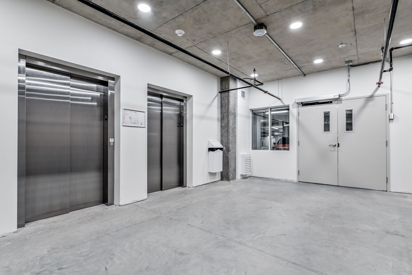 Bruschetta garnie de dés de tomates, d'oignons, d'olives et d'herbes sur du pain grillé.