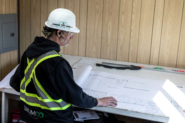 Deux rouleaux de dessins d'architecture sur une table