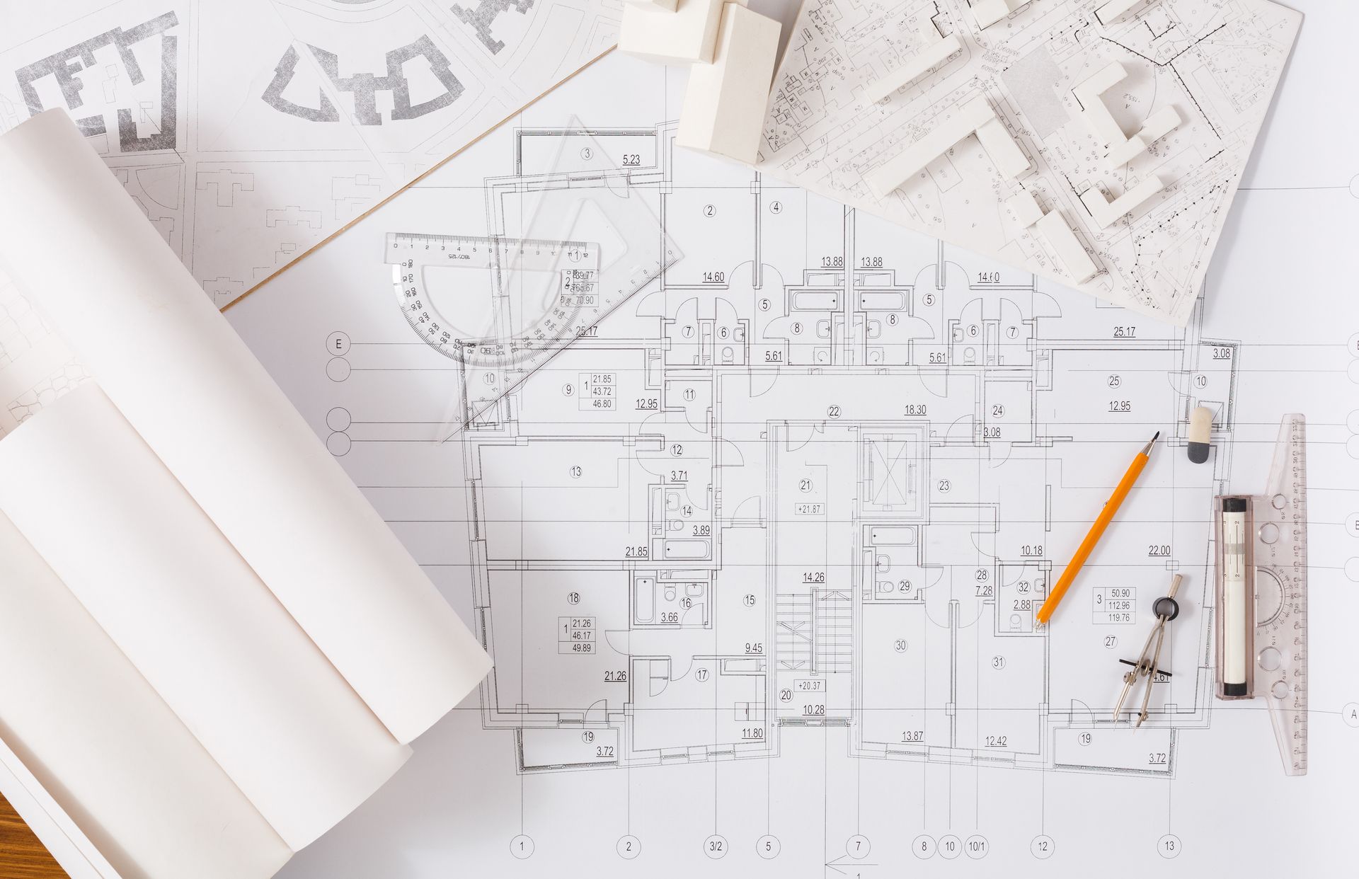 Un plan d'une maison avec un crayon, une règle et un modèle.