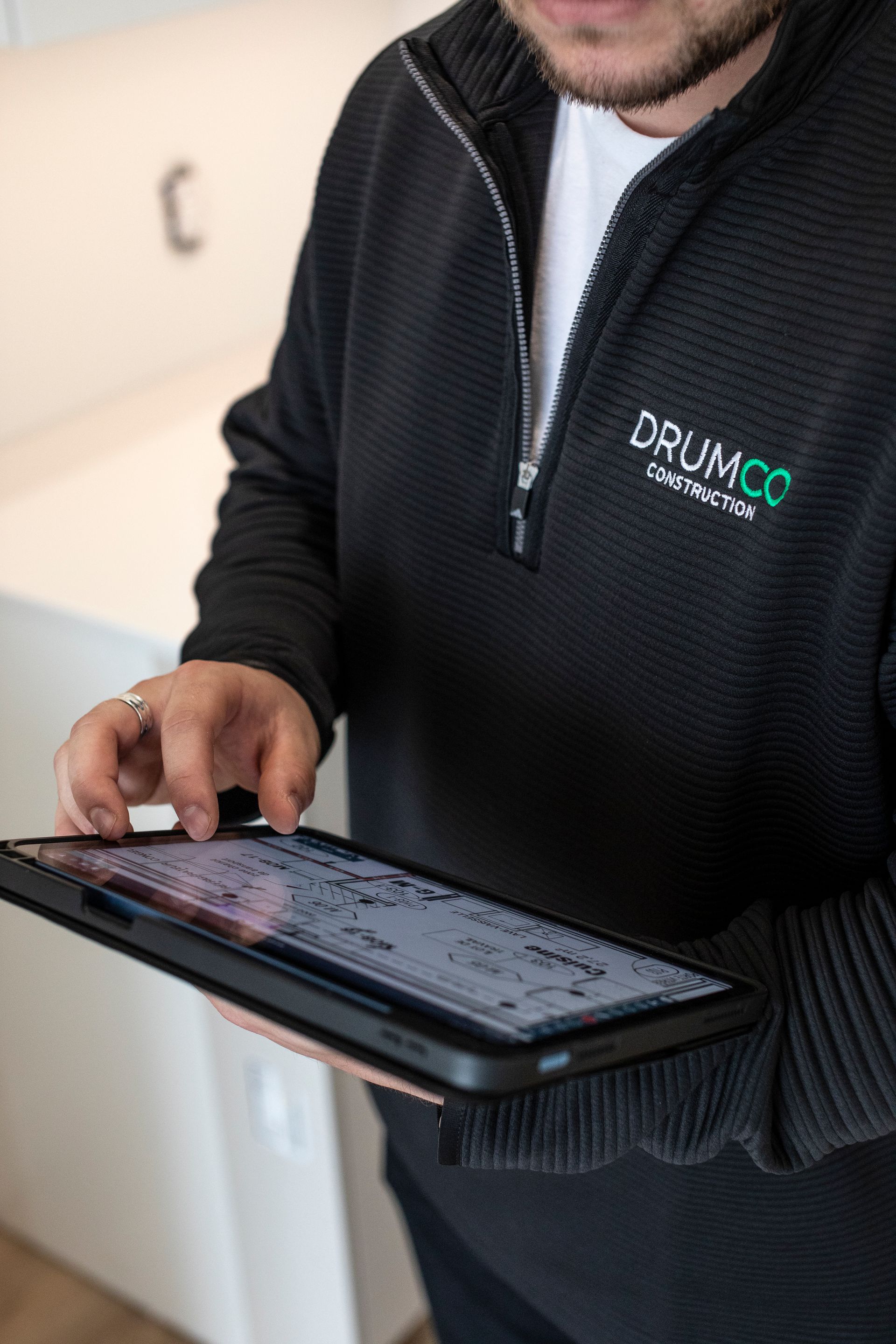 Un homme utilise une tablette dans une cuisine.