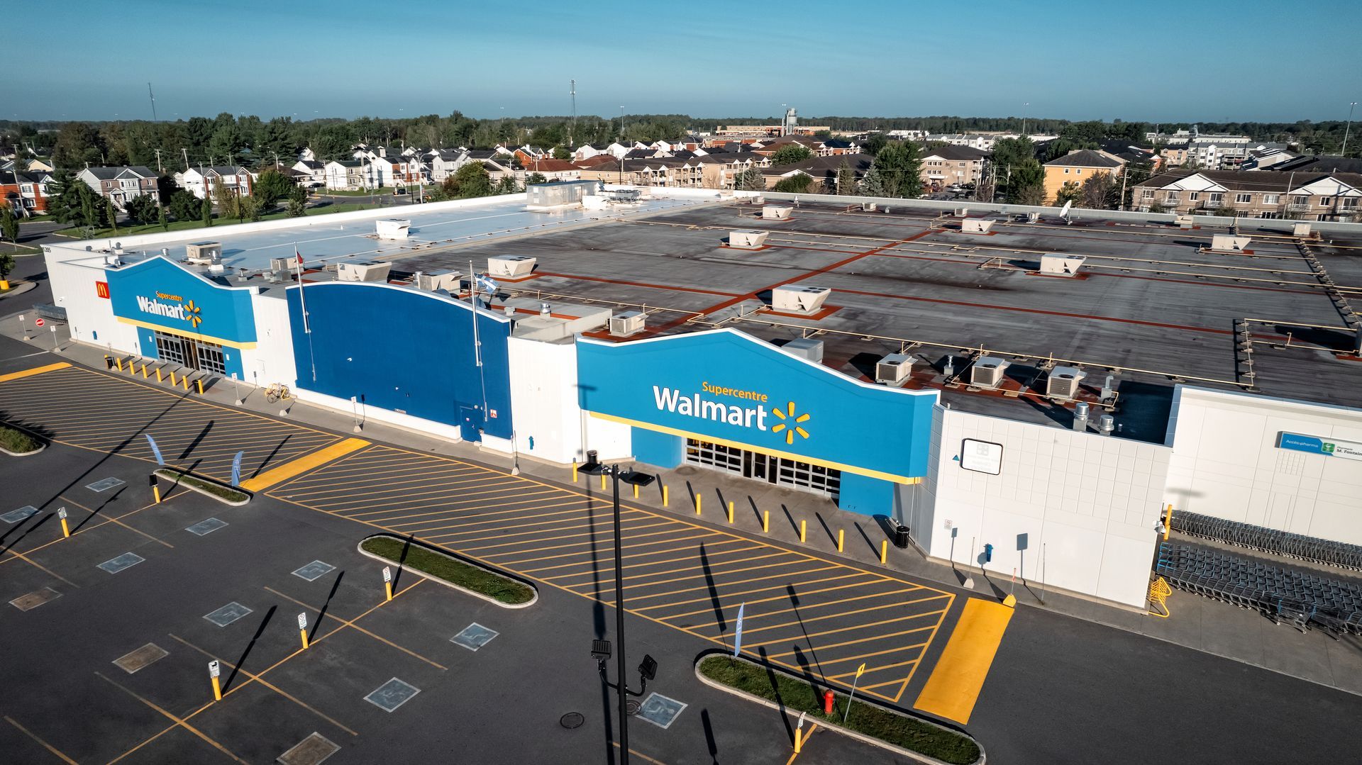 Une vue aérienne d'un magasin Walmart avec un parking devant lui