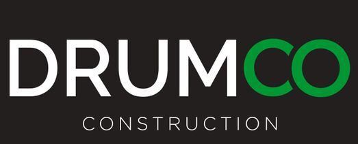 Le logo de construction drumco est blanc et vert sur fond noir.