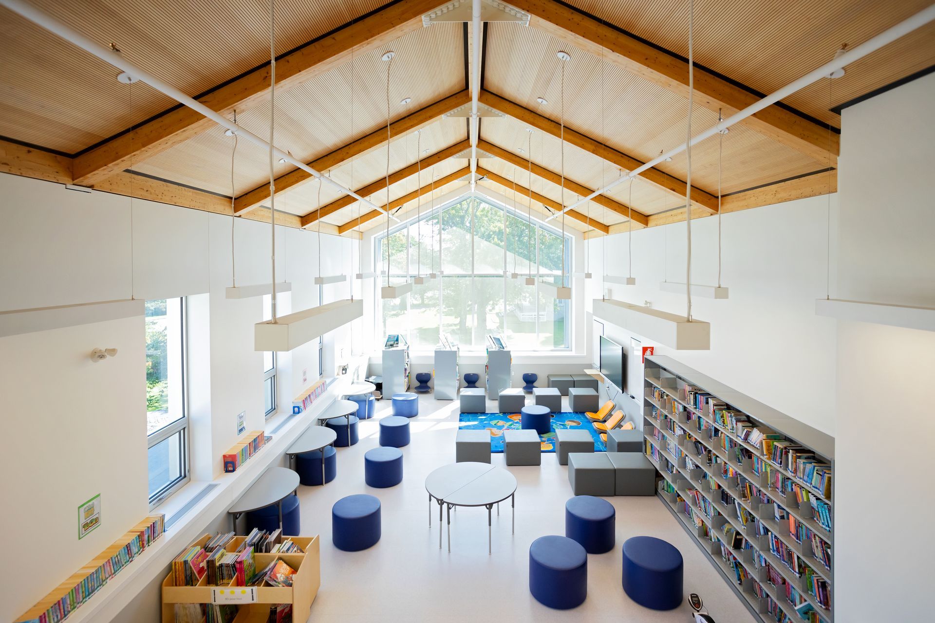 Une vue aérienne d'une bibliothèque avec beaucoup d'étagères et de chaises.