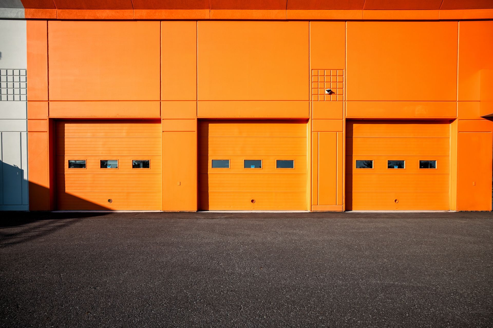 Une rangée de portes de garage orange sur le côté d'un bâtiment.