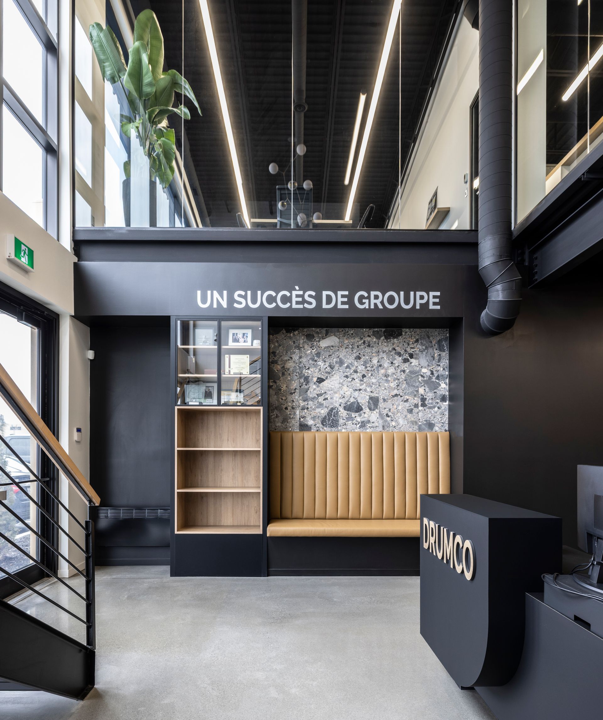 Des gratte-ciel aux façades de verre s'élancent vers un ciel bleu où brille le soleil.