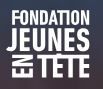 Le logo de la fondation jeunes tête est blanc sur fond bleu foncé.