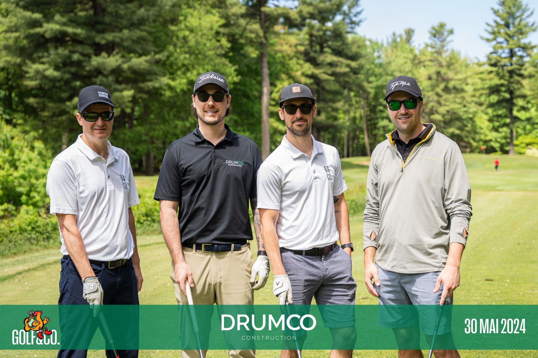 Un groupe d'hommes se tient debout sur un terrain de golf, tenant des clubs de golf.