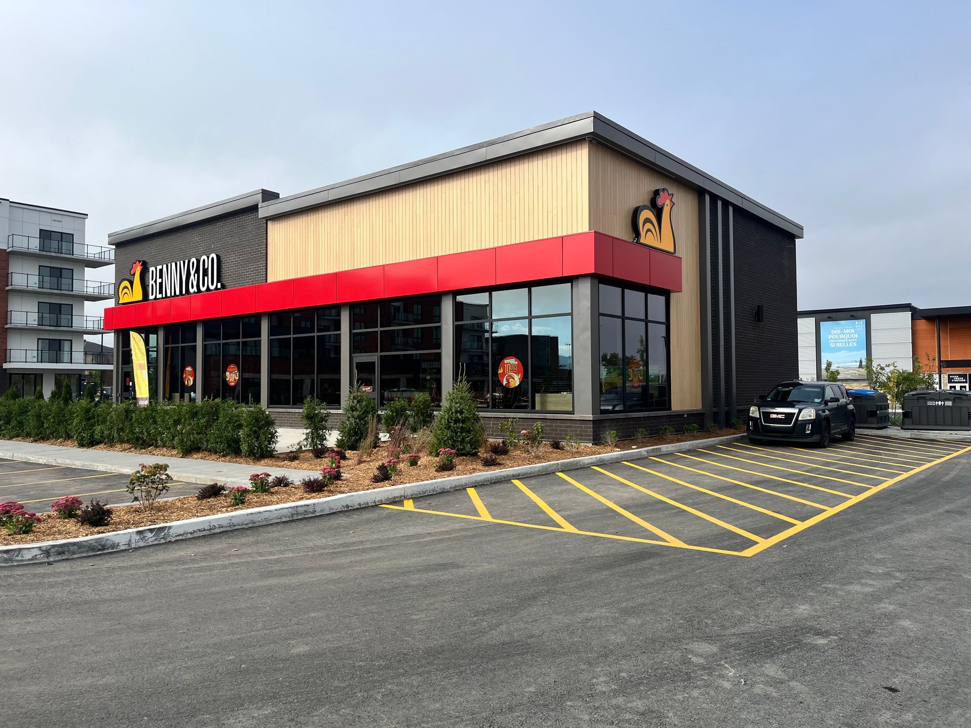 Une voiture est garée devant un fast-food.