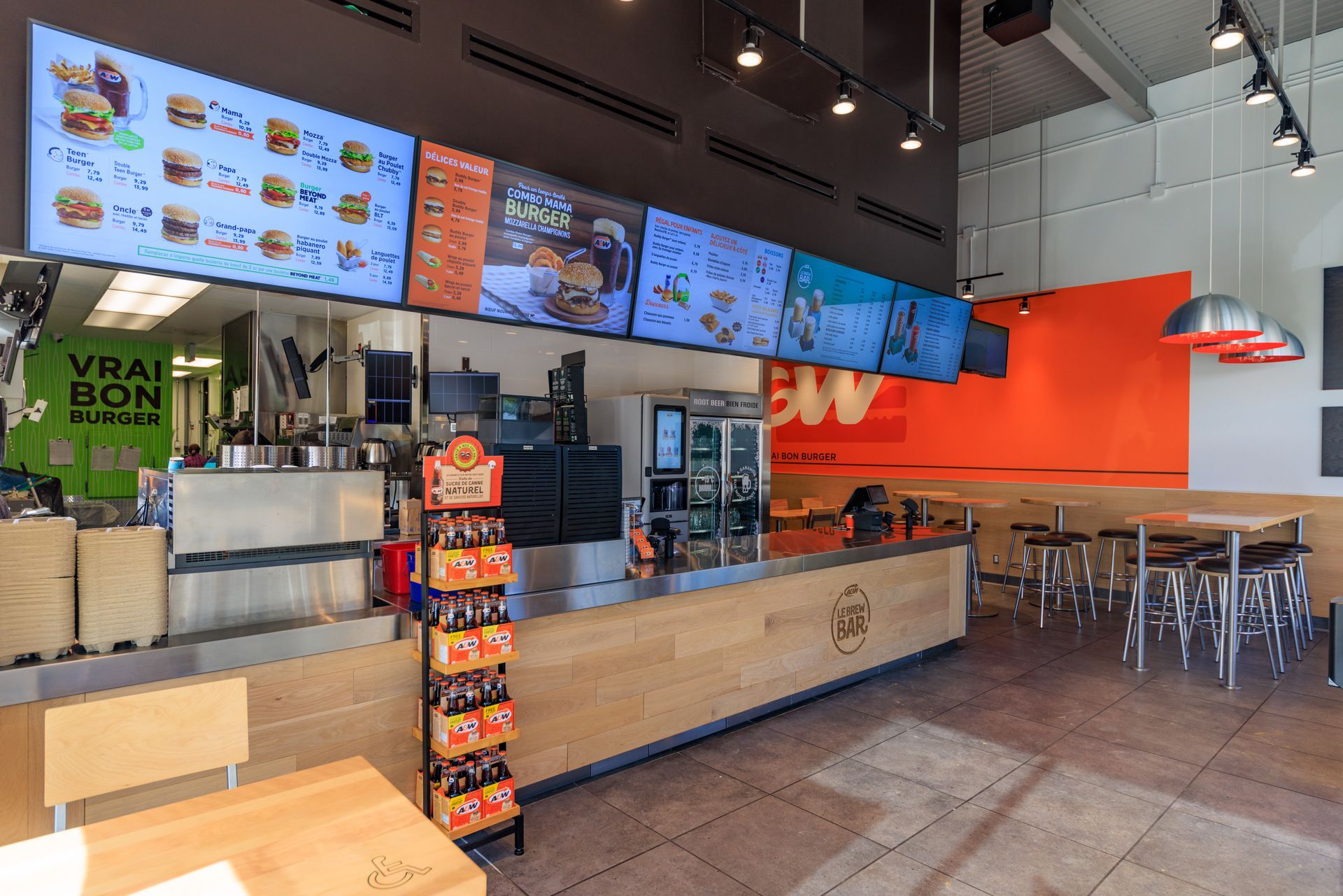 L'intérieur d'un restaurant Burger King avec tables et chaises.