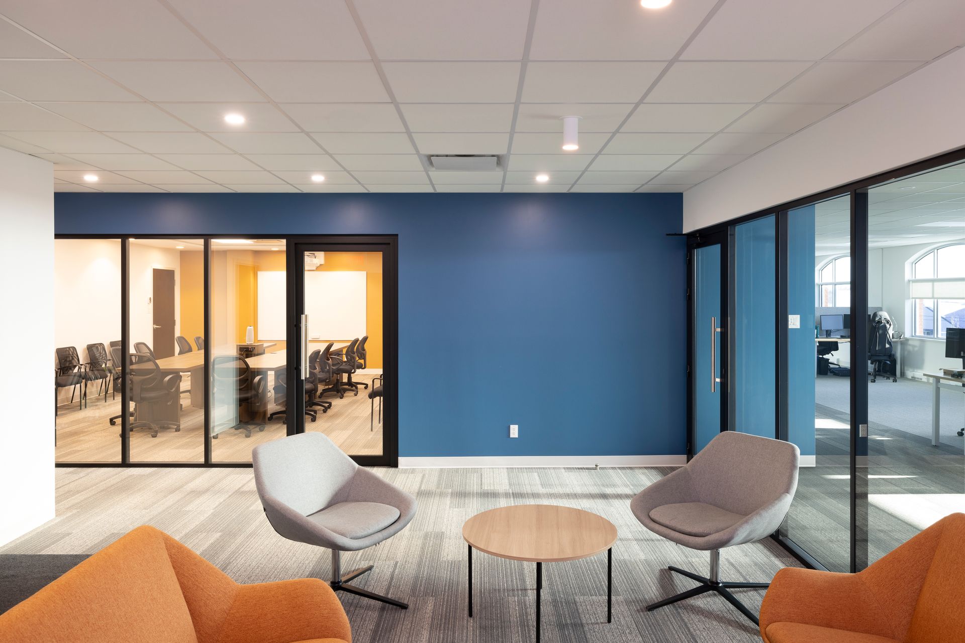 Bruschetta garnie de dés de tomates, d'oignons, d'olives et d'herbes sur du pain grillé.