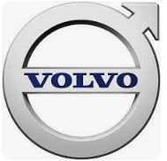 Le logo Volvo est un cercle argenté avec une flèche bleue au milieu.