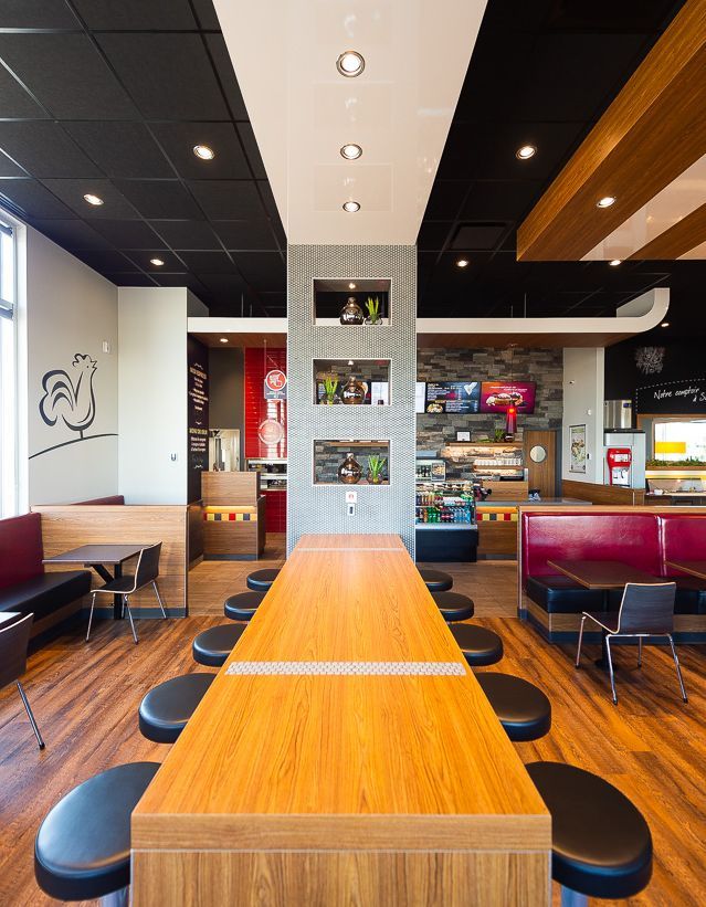 Un restaurant avec une longue table en bois et des bancs