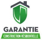 Un bouclier vert avec une maison dessus est le logo d'une entreprise de construction.