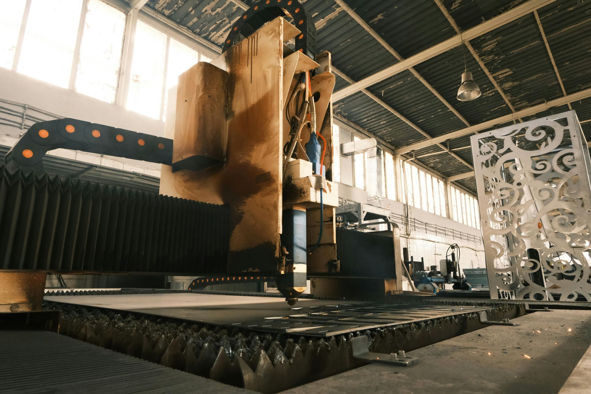 Une machine coupe un morceau de métal dans une usine.