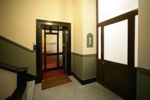 un corridoio con scale e una porta d' ingresso