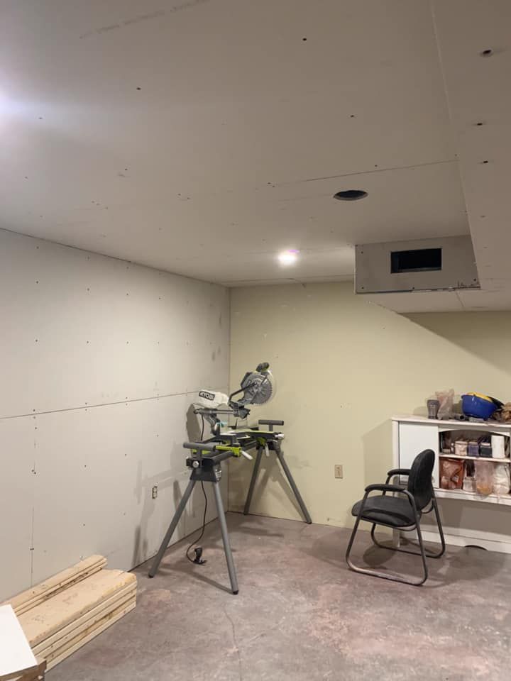 A room with a saw and a chair in it.