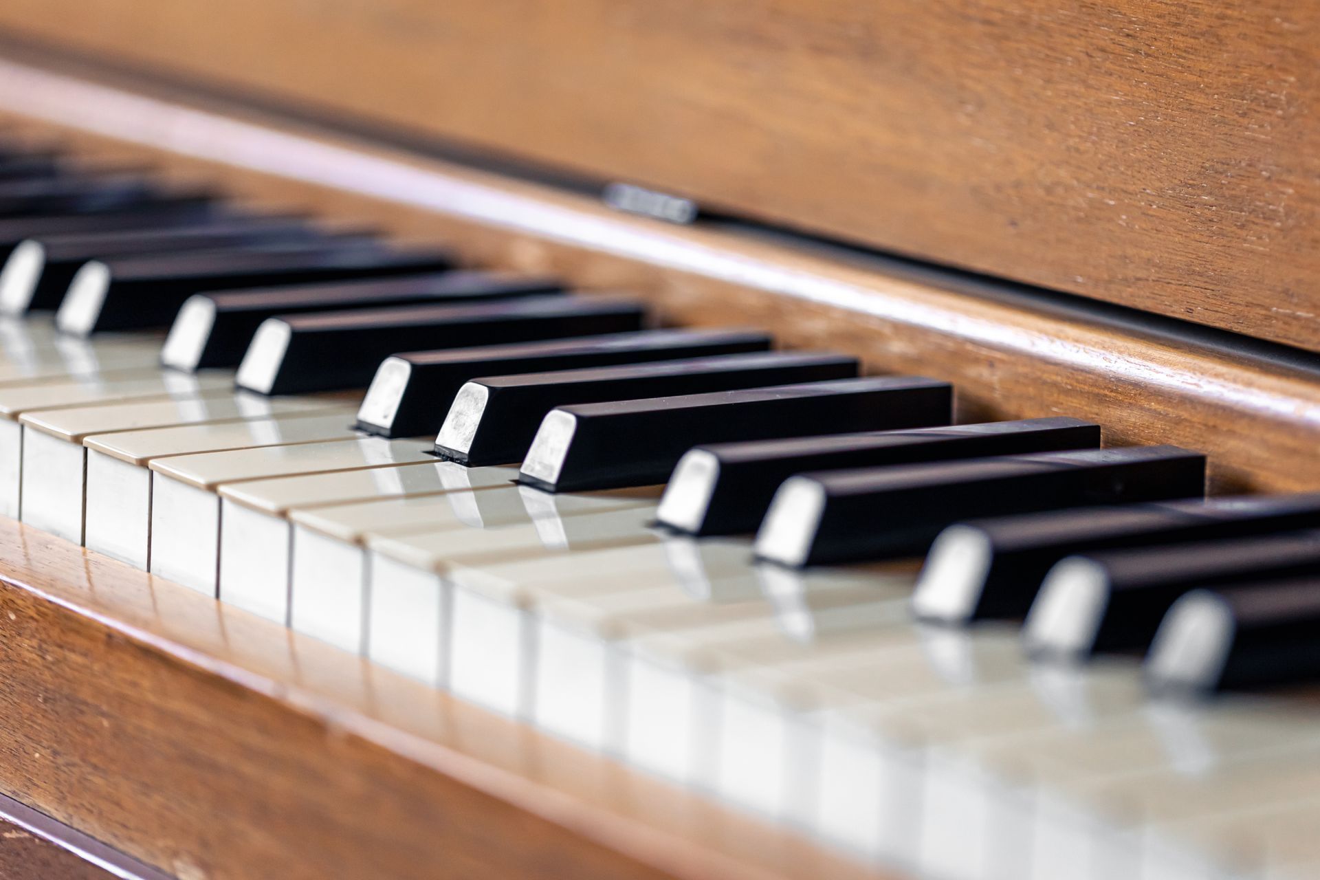 A close up of a piano keyboard with black and white keys