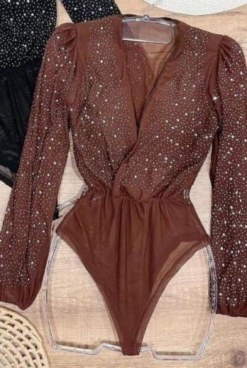 Body marrón brillante con mangas largas y escote pronunciado.