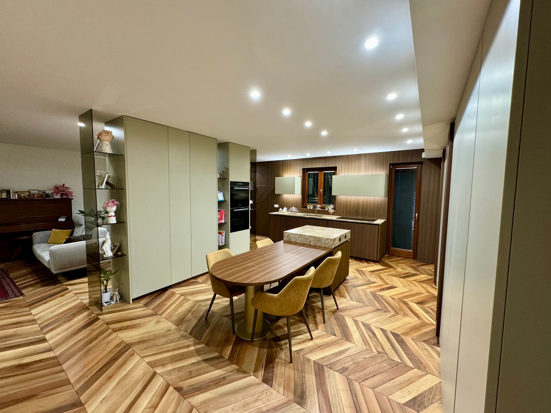 C'è un tavolo e sedie al centro della stanza.