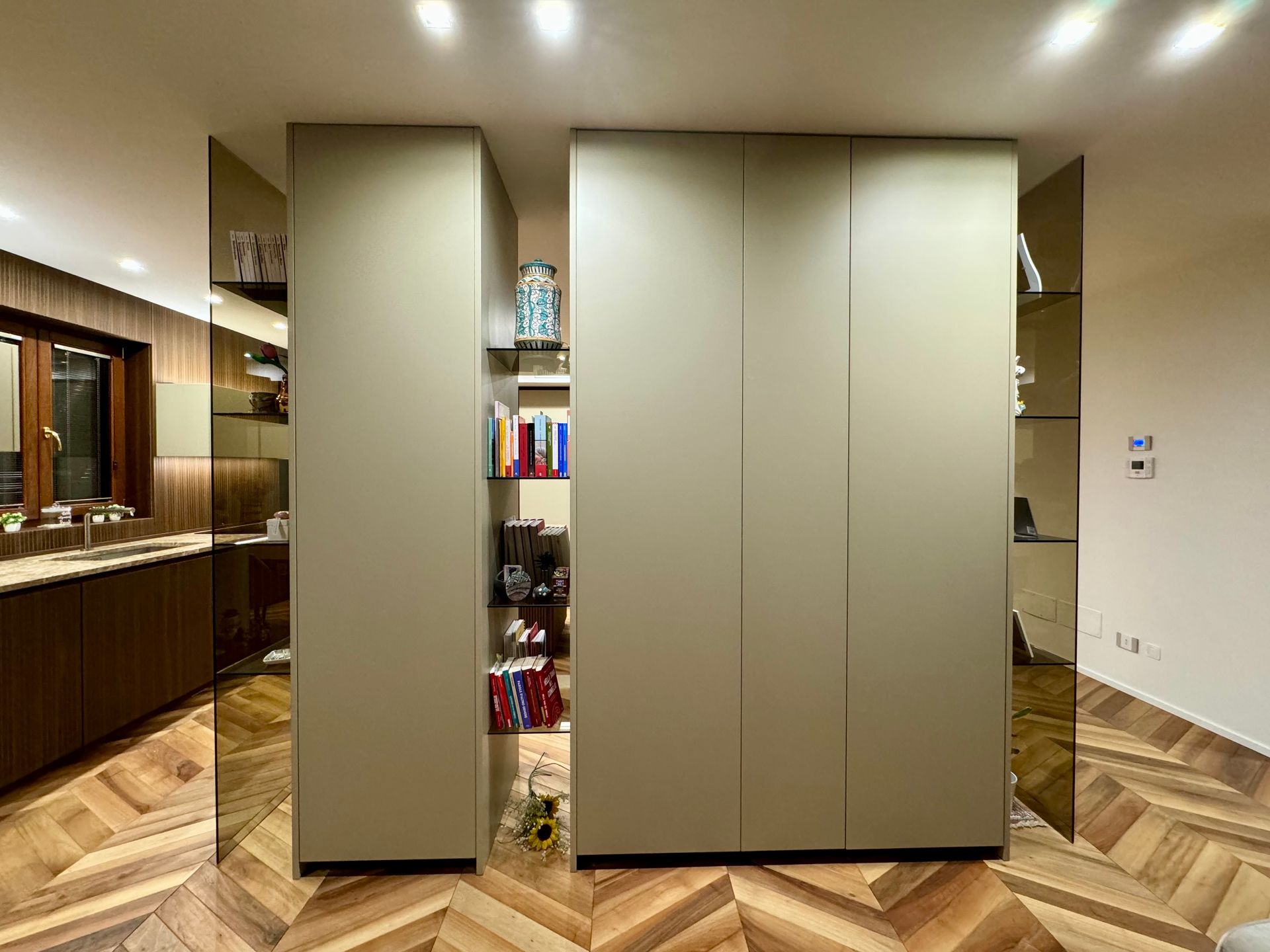 Una stanza con il pavimento in legno e una mensola tra due pareti.