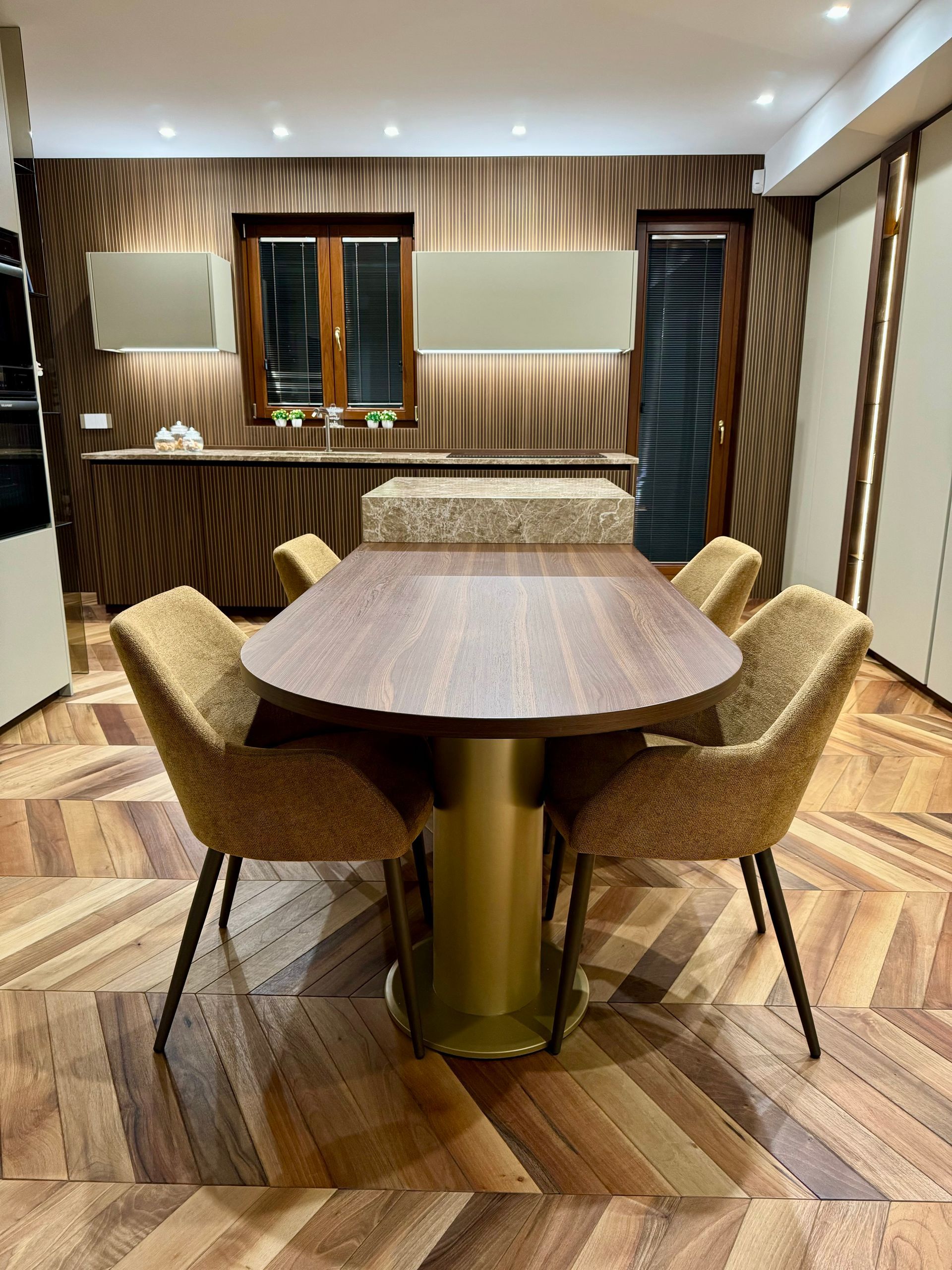 Una sala da pranzo con tavolo e sedie in legno