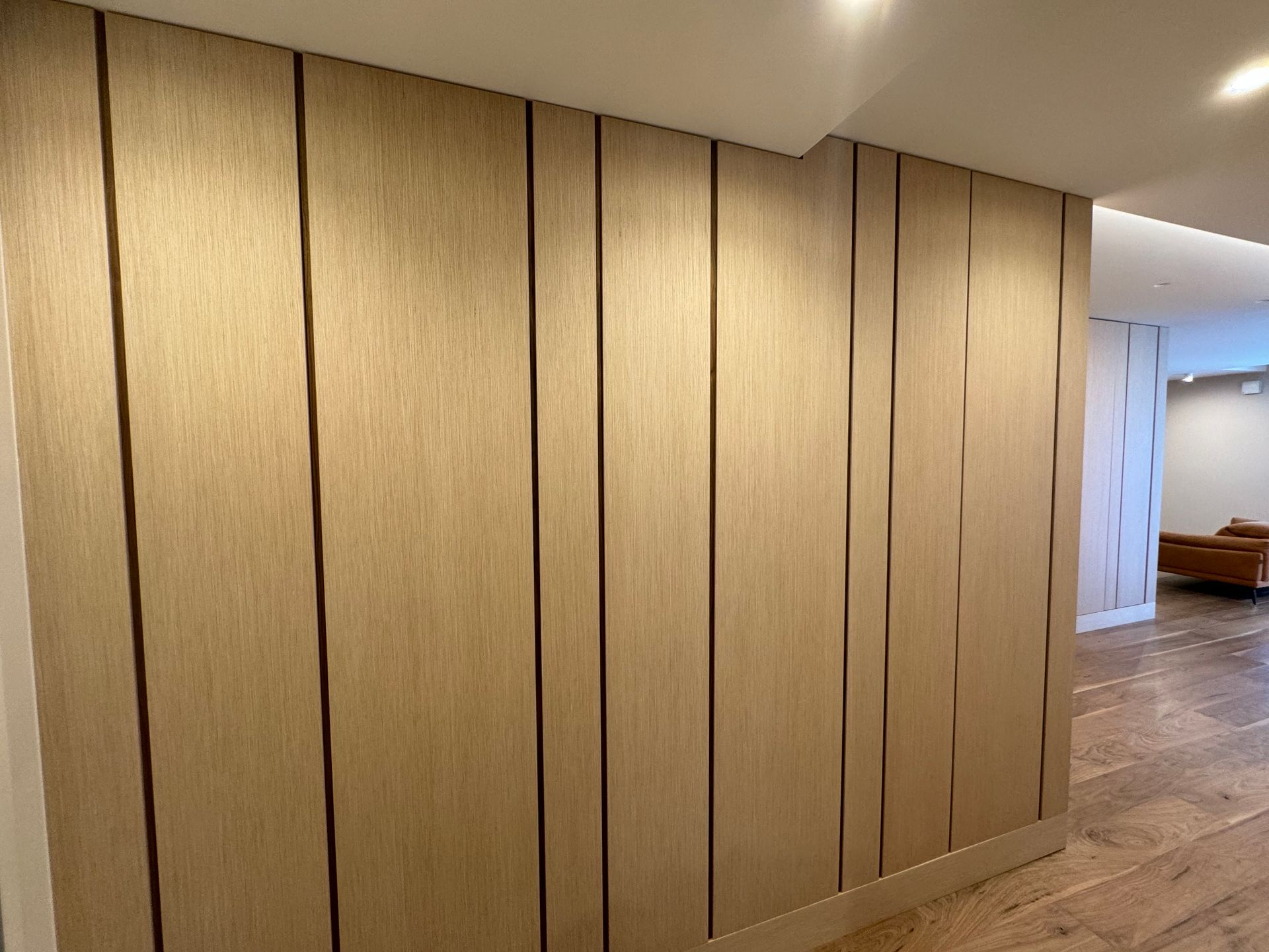 Un corridoio con una parete in legno e un pavimento in legno.