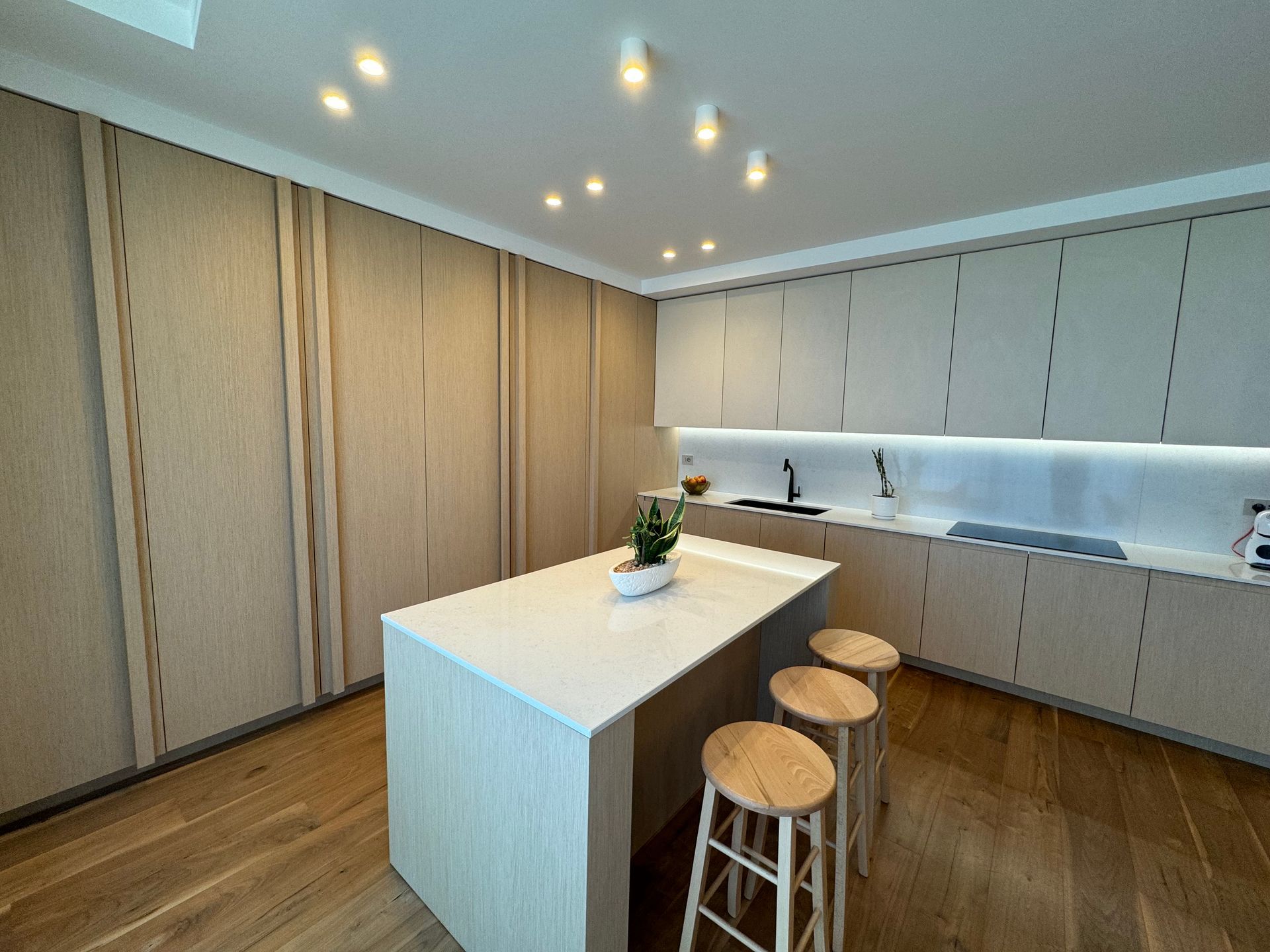 C'è una grande isola al centro della cucina.