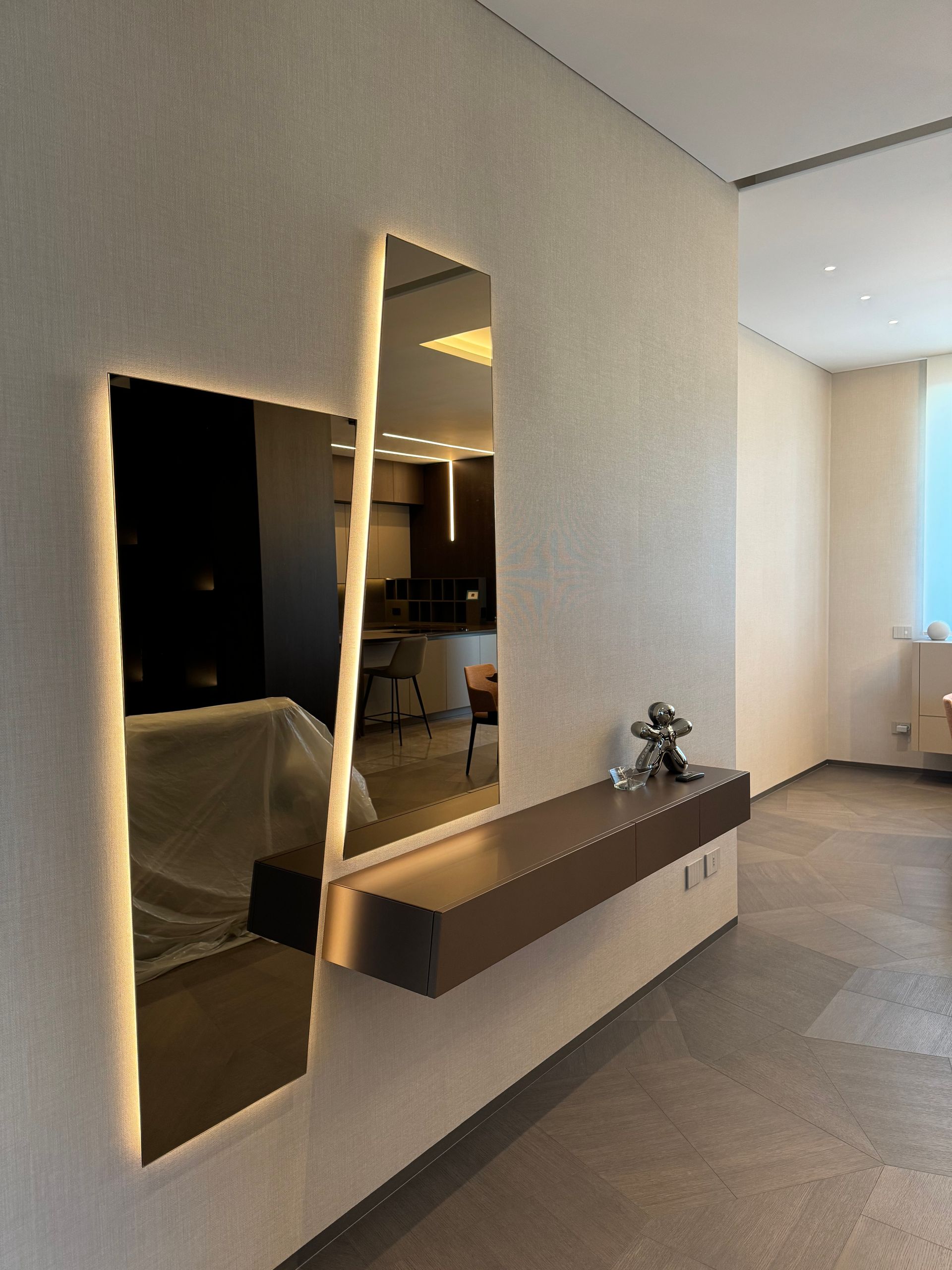 Un corridoio con uno specchio e una mensola a muro