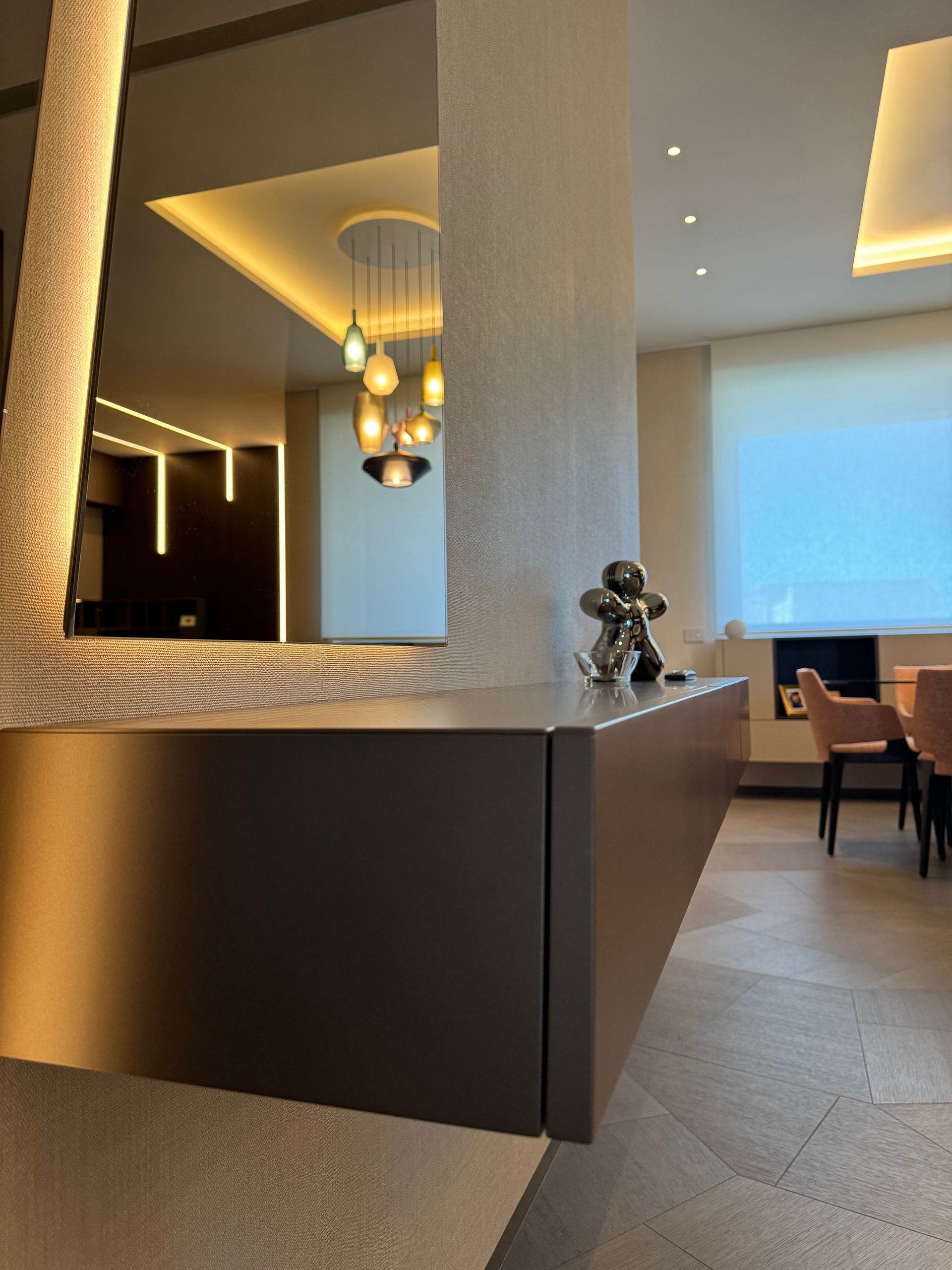 Un angolo di una stanza con tavolo e sedie