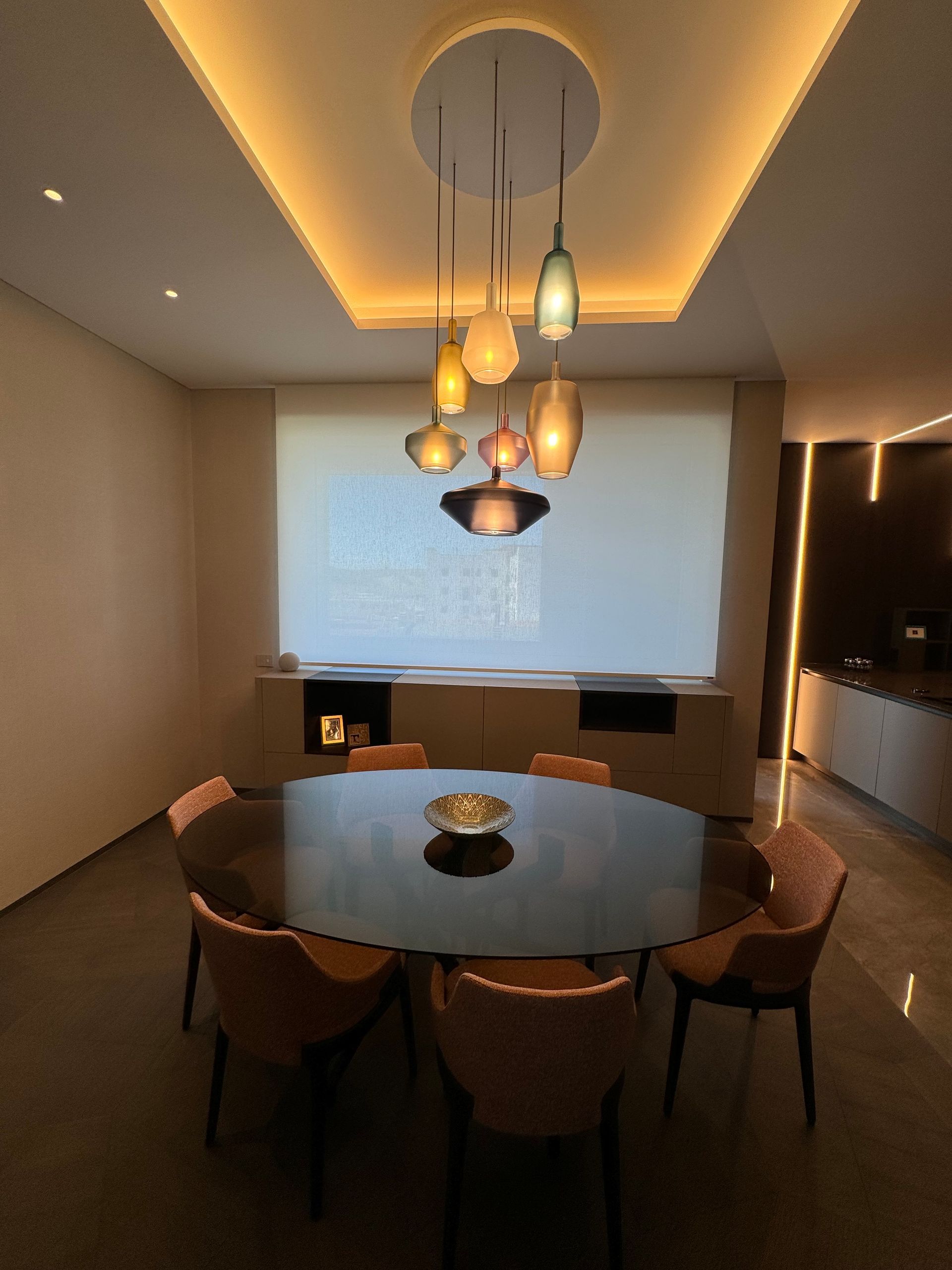 Una sala da pranzo con tavolo rotondo e sedie