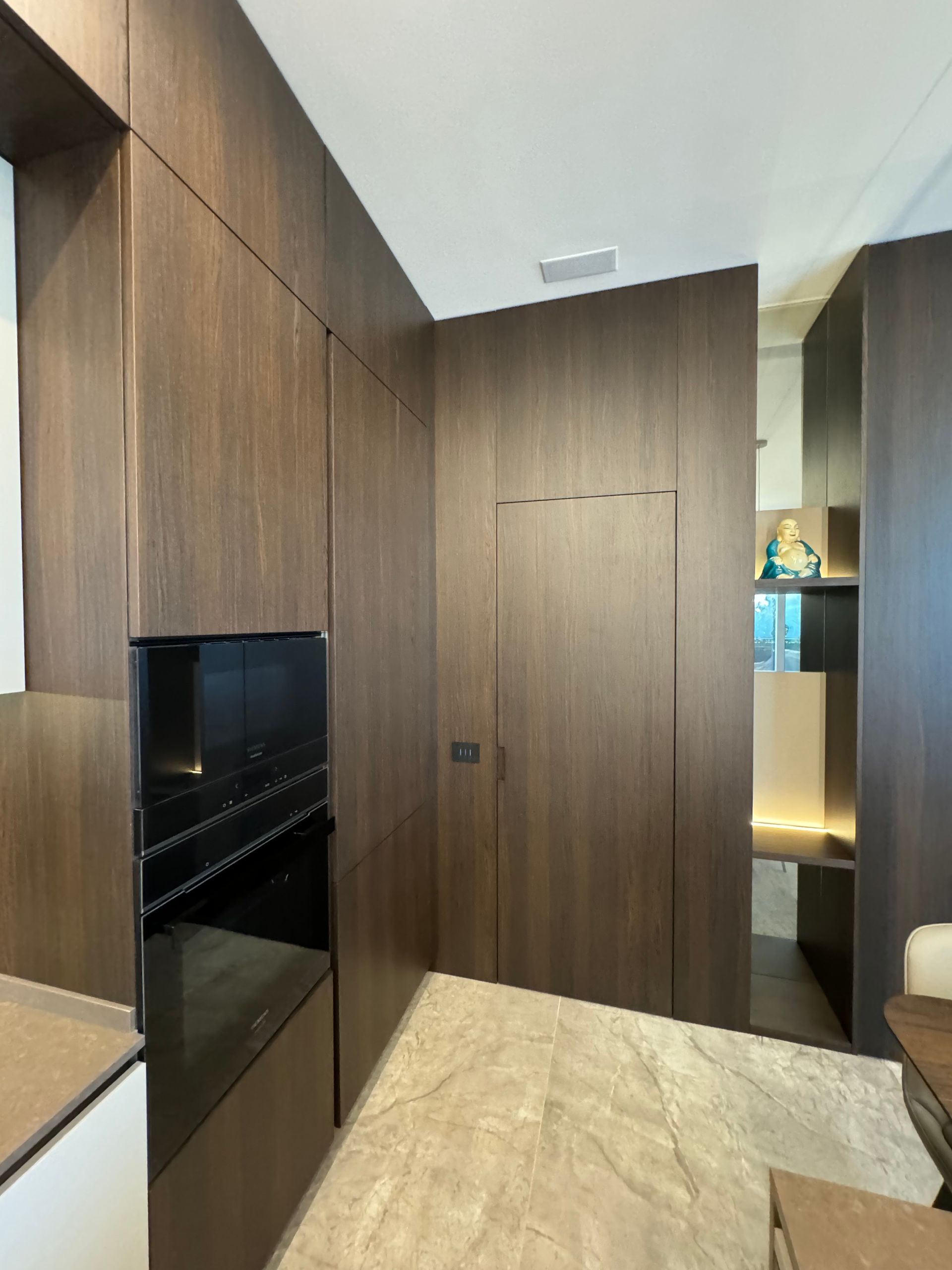 Una cucina con mobili in legno e un forno nero