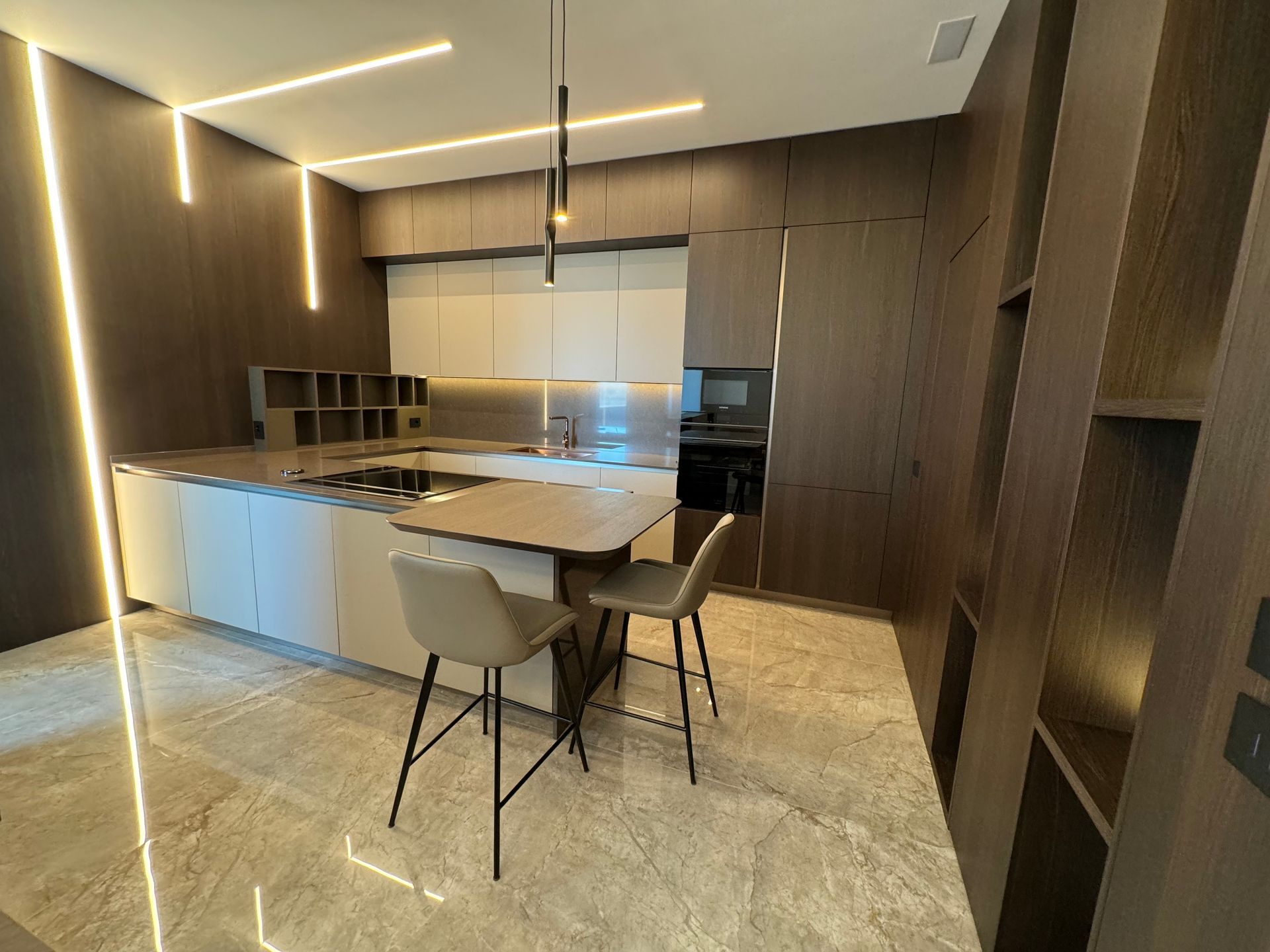 Una cucina con tavolo e sedie