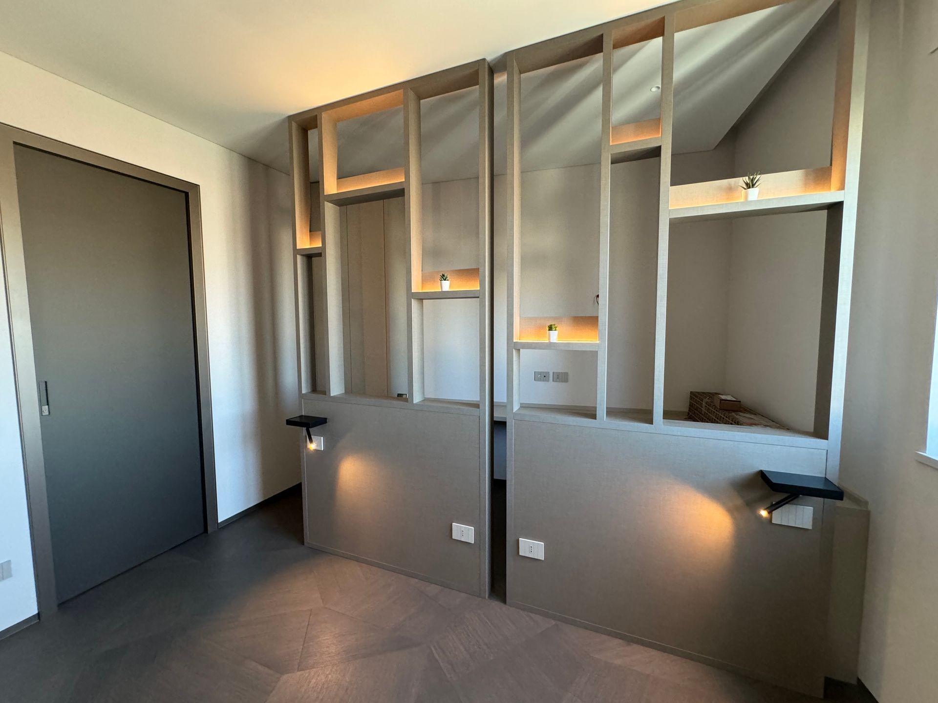 Una stanza con molti scaffali e una porta