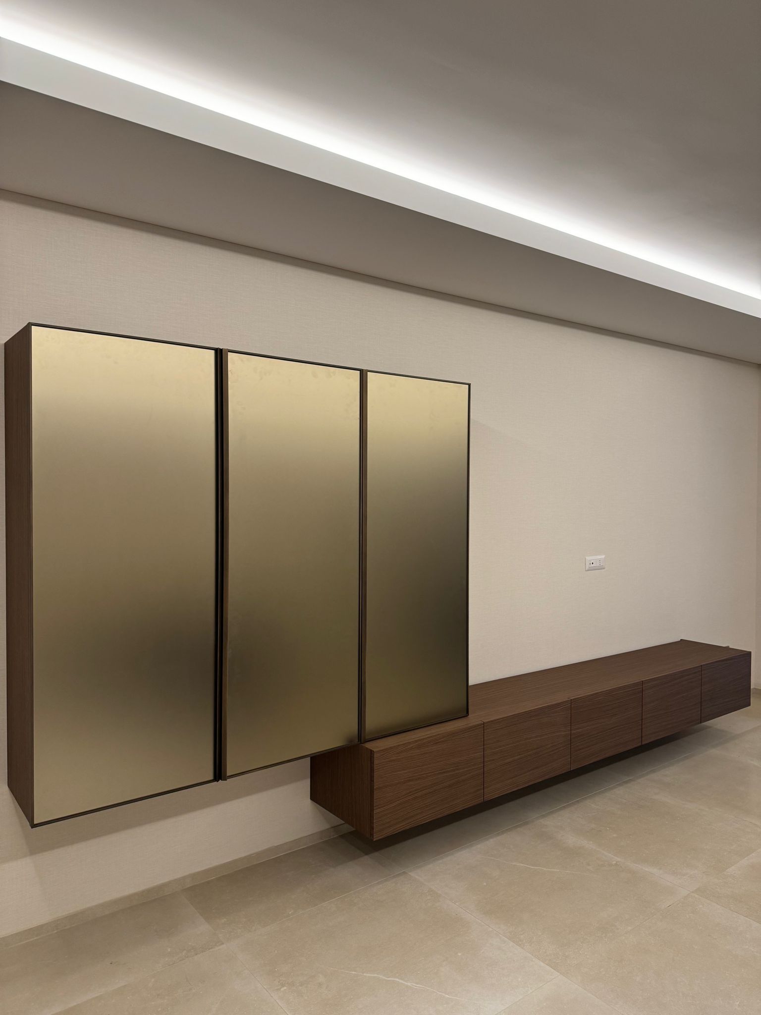 Un uomo misura un pezzo di legno con una matita.