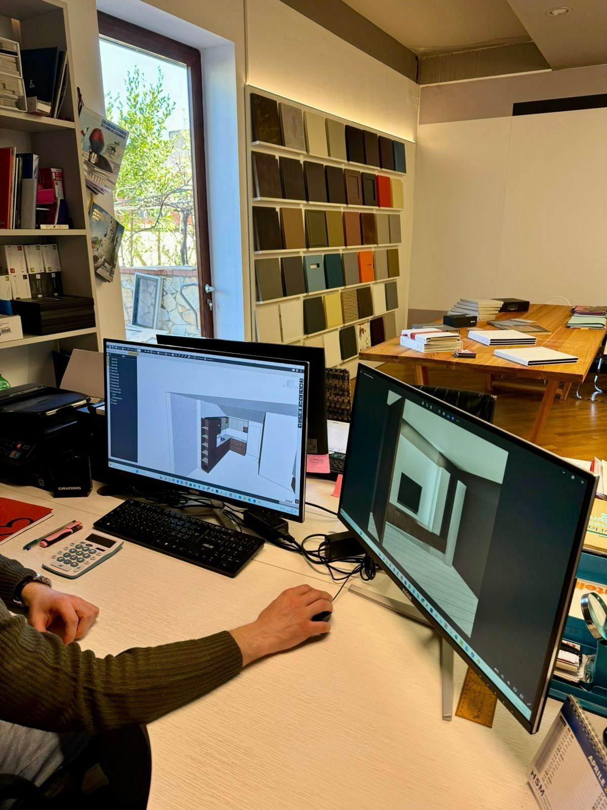 Una coppia di compassi appoggiata su un pezzo di legno.