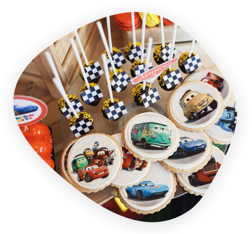 un plato de galletas con coches de carreras en ellas .
